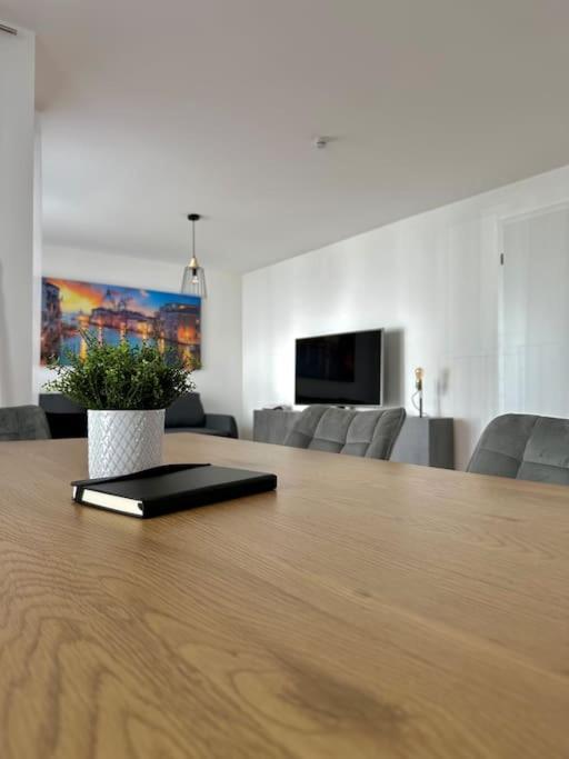 Amao-Pearl I Comfort Suite I 94Qm I Kingsize-Bett I Exklusiv Mit Balkon & Tiefgarage I Aufzug Offenburg Luaran gambar